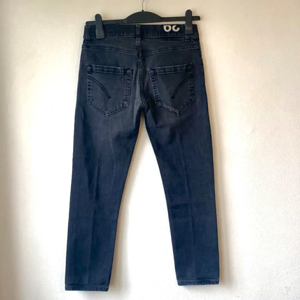 En par feta dondup jeans med lite slitningar | skicket på jeansen är väldigt bra 8/10 | storlek w29 | ny pris 4500: mitt pris är 699| skriv vid frågor och funderingar. Jeans & Byxor.