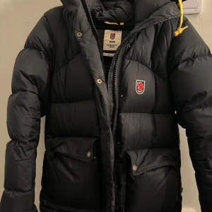 Fjällräven jacka - En svart fjällräven jacka i storlek xs som är i mycket bra skick, säljer då jag inte har användning för den😊köpte för 7000kr