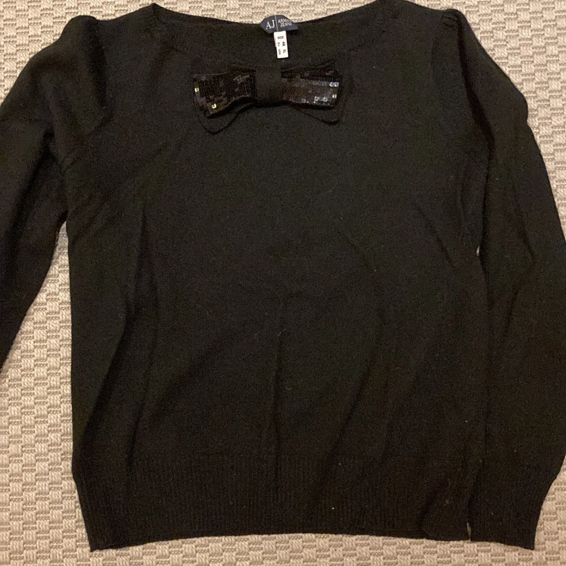 Svart mjuk Armani tröja med paljettrosett från Armani Jeans