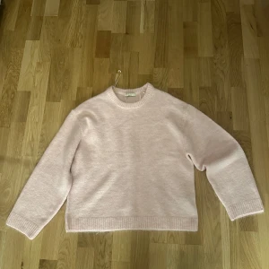 Rosa slutsåld Gina tröja - Säljer denna ljus rosa stickade tröjan som är jätte fin. Aldrig använd och prislappen kvar👌🏻
