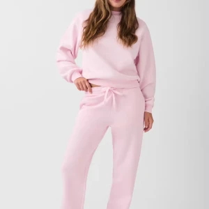 Ljusrosa Mjukisbyxor Gina Tricot - Helt nya supermysiga ljusrosa byxor från Gina, prislapp kvar. Dem har en bekväm resårmidja med snörning. Jättefina och perfekta för vintern, men som tyvärr inte passade mig💗