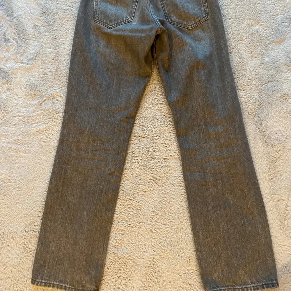 Säljer grå jeans Arrow Low Straight Jeans i bra skick från Weekday. Storlek 25/30. Farkut & Housut.