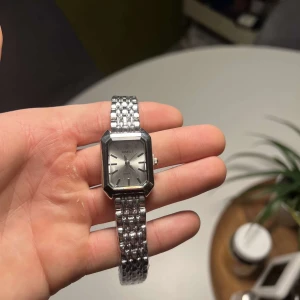 Justerbar klocka  - Perfekt skick med helt nytt batteri