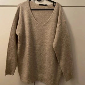 Beige stickad tröja från Lager 157 - Mysig beige stickad tröja från Lager 157 i storlek M. Den har en v-ringad hals och långa ärmar🤍