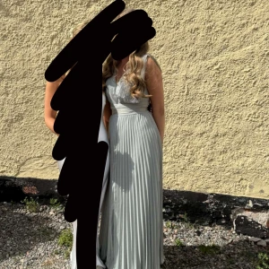 Grön balklänning  - Grön balklänning som är använd endast en gång. Passar mig som är 170 cm perfekt. Den är ursprungligen från asos🫶🏻
