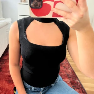 Svart topp zara - Säljer denna toppen från zara med hals krage. Storlek s i super skick! 🖤