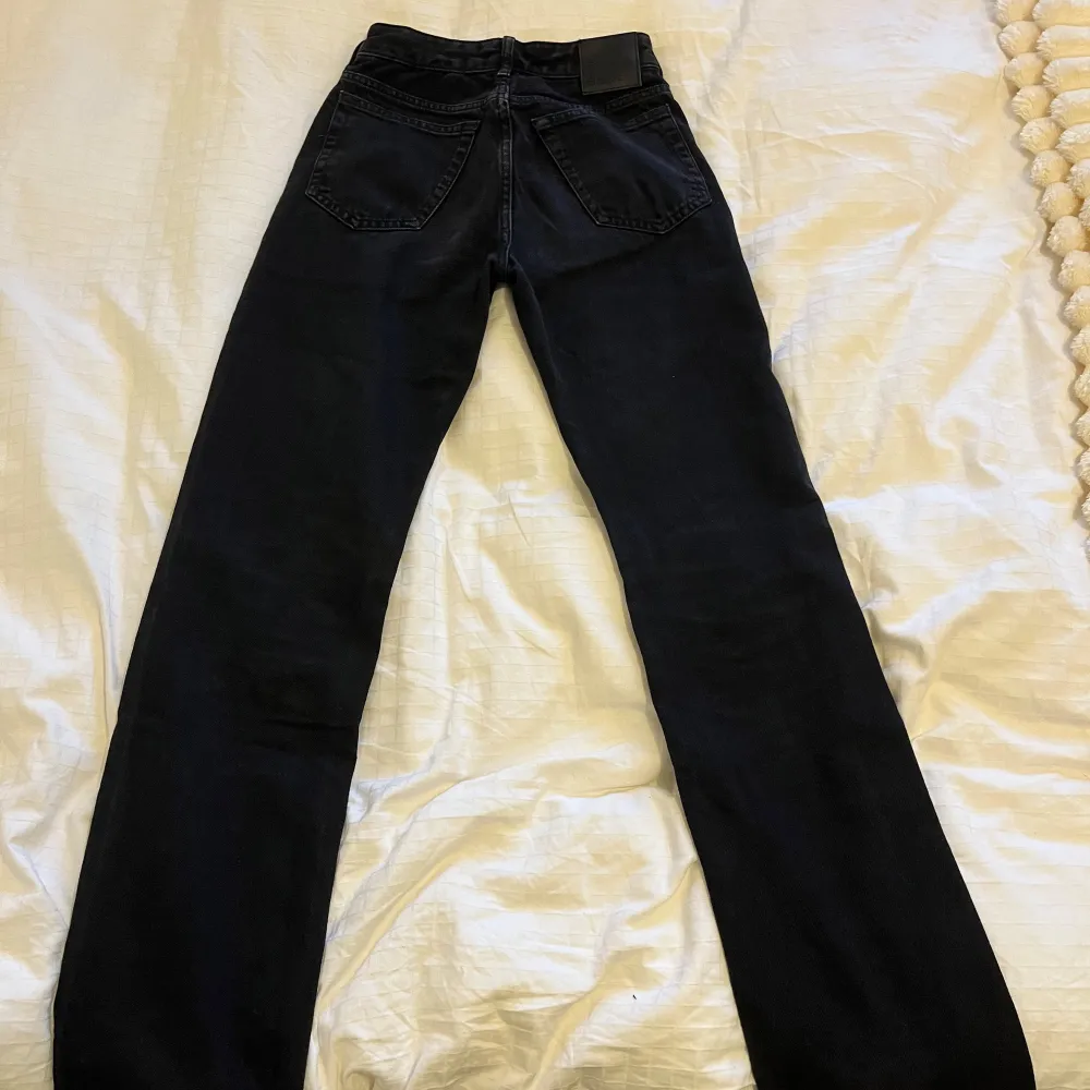 Från Bik Bok, använda men i bra skick, storlek waist:24 Length: 32, köpta för 500. Jeans & Byxor.