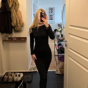 Långklänning med öppen rygg - Endast testad, xs men passar s🩷 superskönt material! 