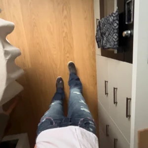 Marinblå revade jeans - Sjukt unika jeans från 2000-talet från Abercrombie & Fitch. De är low waist, alltså riktigt low och bootcut💕  Midja:ca 40  Innerbenslängd:81  Pris går att diskutera💓