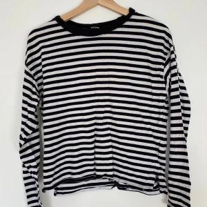 Randig långärmad tröja  - Säljer en svartvit randig långärmad tröja från Monki. Den är i bra skick💕