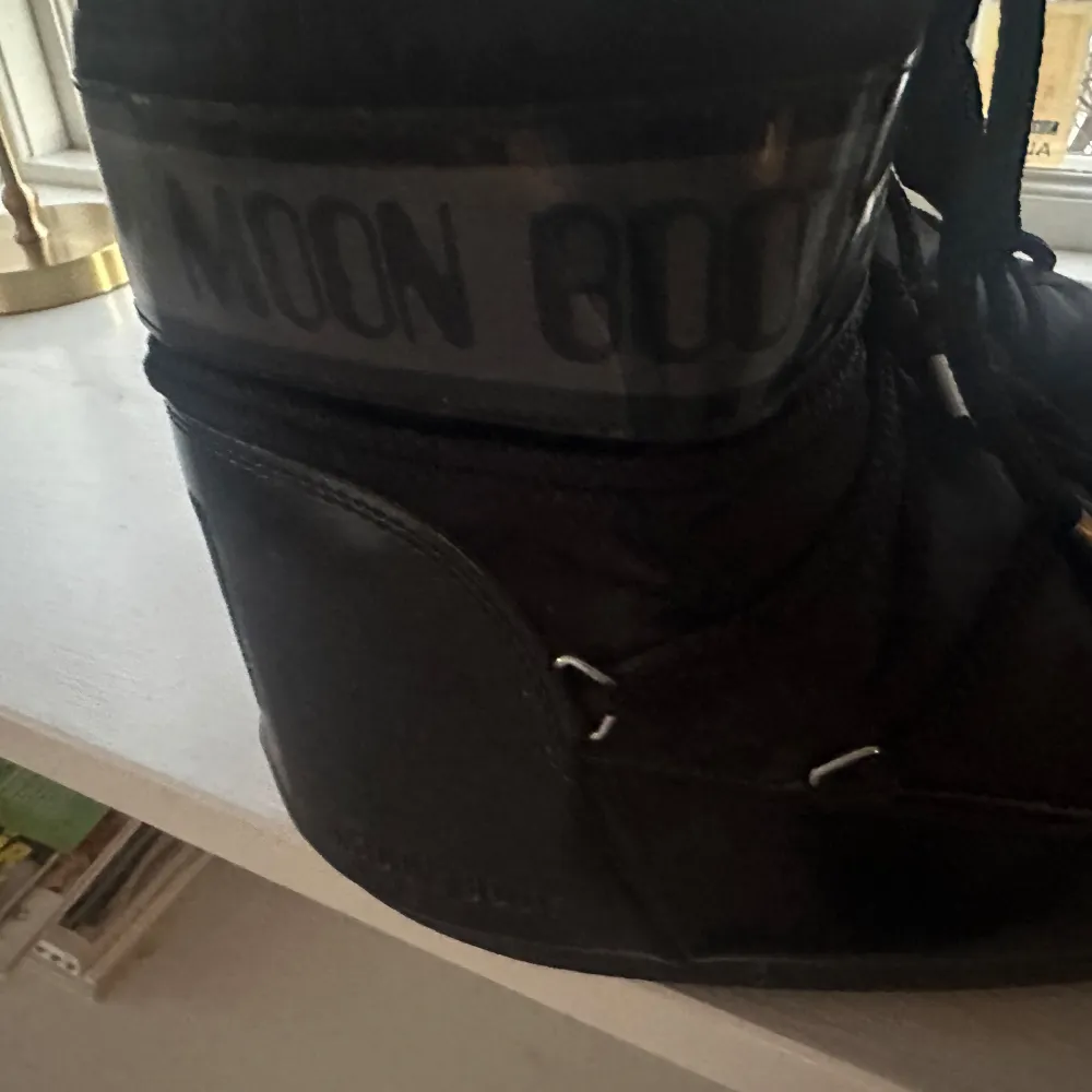 Säljer ett par svarta Moon Boots i mycket bra skick. De är perfekta för vintern med sin varma och bekväma design. Skorna har snörning och en robust sula som ger bra grepp på hala underlag. Perfekta för kalla dagar när du vill hålla fötterna varma och torra. storlek 36/38. Skor.