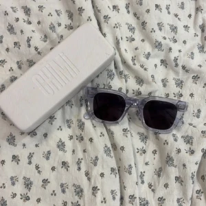 Chimi 04grey - Säljer ett par snygga transparenta solglasögon från Chimi. De har en modern och stilren design med mörka linser. Perfekta för både vardag och fest! Kommer med originalfodral för säker förvaring. Det är 04grey och dom är i fint skick ❤️