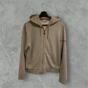 Moncler Zip hoddie | S - Moncler hoddie i fint skick 8/10 liten defekt på dragkedjan se bild 5 men inget som påverkar användningen | Nypris ligger runt 3-4000 -> mitt pris 1199kr | Den är i storlek XL i barn men sitter som en S i herrstorlek | skriv vid fler frågor 🙌🏽