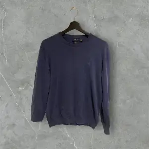 Säljer nu denna Polo Ralph Lauren sweatshirt i storlek xs nypris ligger runt 2000kr men mitt pris är endast 549kr Skick 8,5/10 