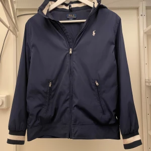Polo windbreaker - Tjena! Säljer denna polo windbreaker! Fint skick 9/10! Stolek XS! Tveka inte på att höra av dig om du undrar något!😁