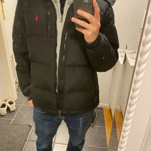 Fet ralph lauren jacka - Säljer nu min ralph lauren jacka då den inte kommer till någon användning för mig, skicket är 10/10 och den har inga defekter!🔥 vid eventuella frågor är det bara höra av sig, MVH ALBIN😊