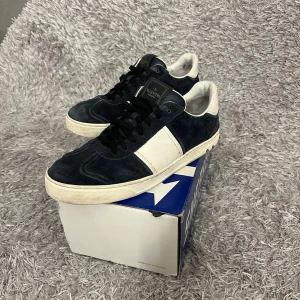 Valentino Flycrew - Eftertraktade marinblåa Flycrews! | Fint skick har tappar 1 av 22 nitar, mockan är lite slitet på nått ställe och sulan har gått upp lite i fram vid tån som kan ses på sista bilden. Men går att laga enkelt samt att de går att använda lika som innan! | Storlek 41 kan passa lite större! | Ställ gärna frågor innan du köper!