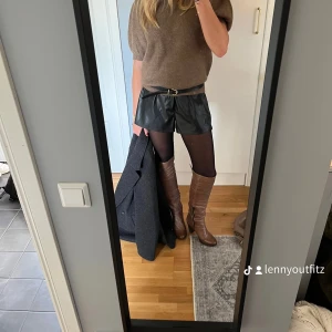 Brun stickad tröja med puffärm - Snyggaste bruna stickade tröjan med puffärmar perfekta till höst och vinter! Otroligt bekväm och snygg att matcha till både jeans eller stylea upp den till kjol eller shorts. Jättefin färg och ett material som inte klias🐻