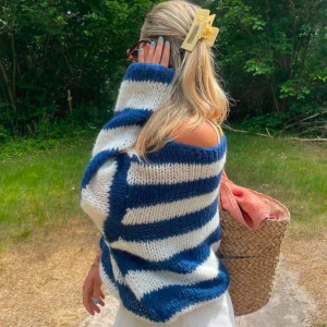 Randig stickad tröja i blått och vit från DesignBySi - Superfin stickad tröja med breda ränder i blått och vitt. Tyvärr kommer den inte till användning, OANVÄND💙 storleken är M/L, men den sitter som en S. nypris: 530kr 