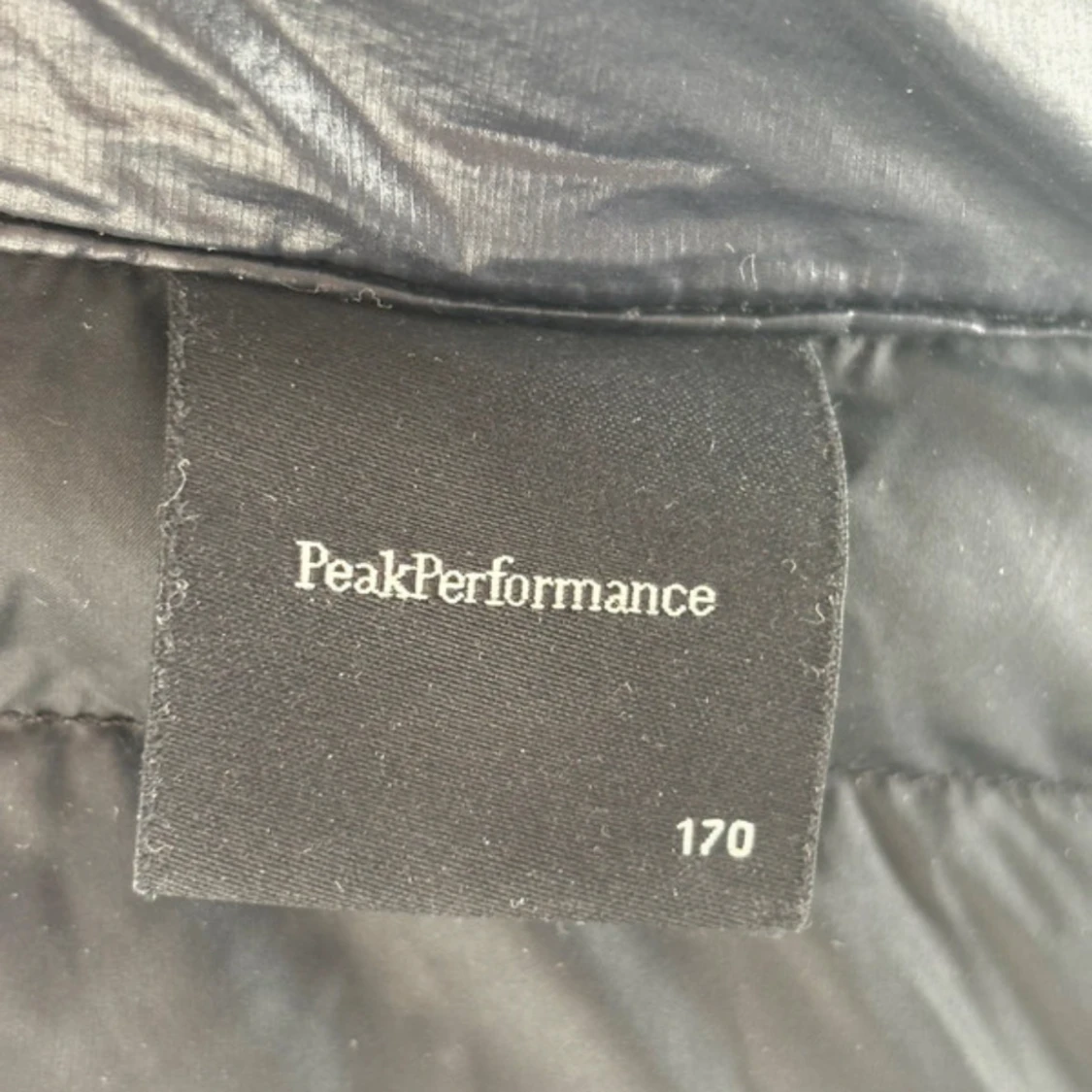 Svart dunjacka från Peak Performance - 92