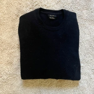 Kashmir tröja - Snygg svart kashmir tröja från massimo dutti i fint skick! Nypris 2200kr. Storlek L men sitter som M.