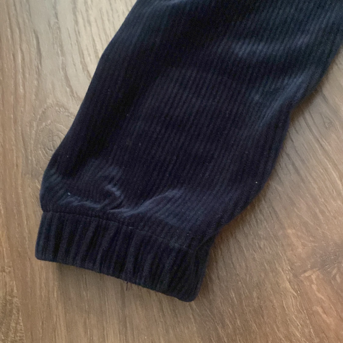 Mörkblå velourtröja från Lindex - 93