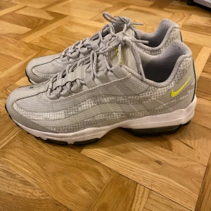 Nike Air Max 95 - Storlek 40. De är nästan alldeles nya förutom att det finns lite svart färg på den vänstra skon. Annars är de i jätte fint skick 