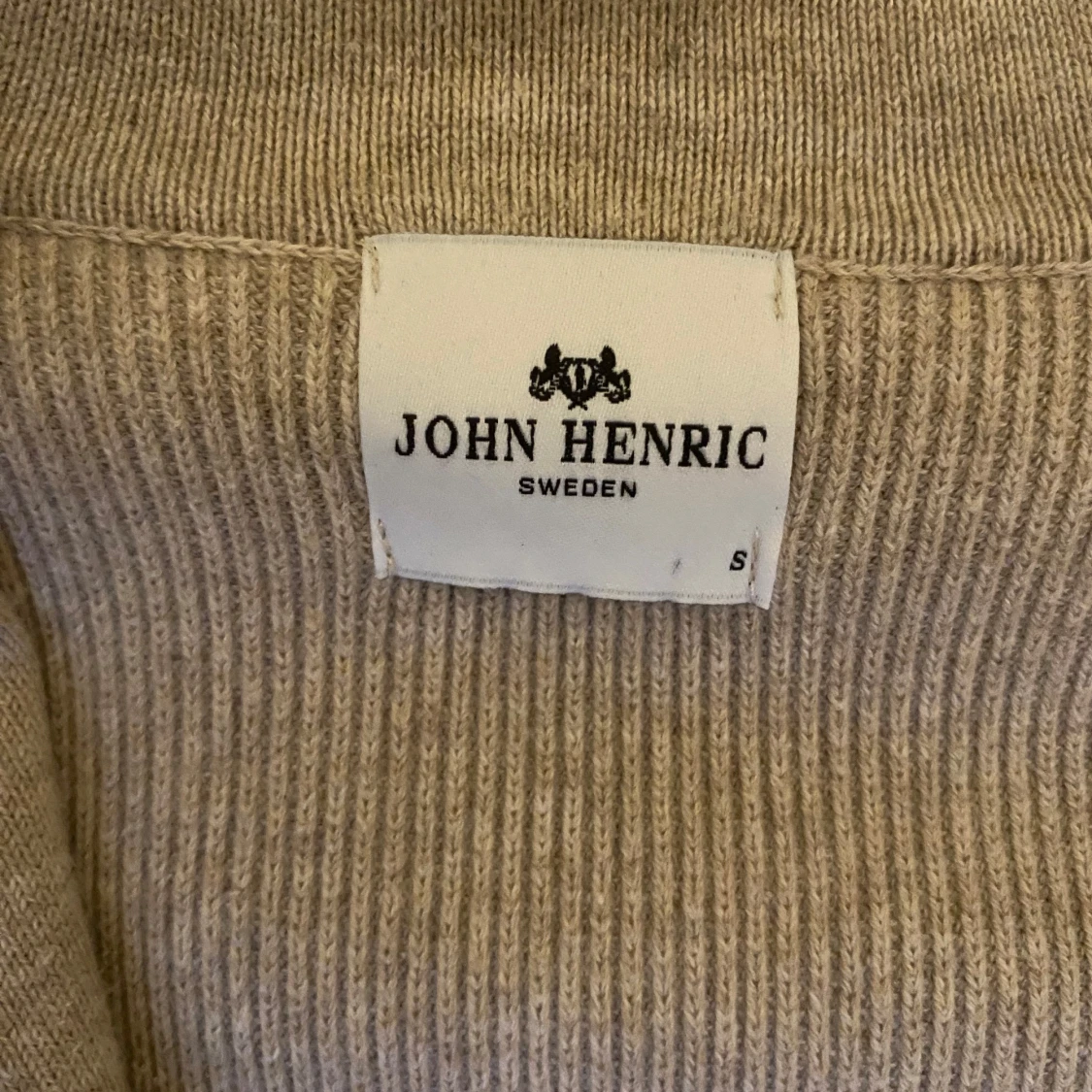 Beige cardigan med knappar från John Henric - 90
