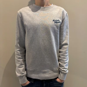 Maison Kitsuné Sweatshirt - Supersnygg Maison Kitsuné tröja, Köpt på NK i Sthlm för några månader sedan men tröjan har ej kommit till användning. Tröjan är som sagt i nyskick och har en snygg och stilren broderad logga på bröstet. Tröjan är köpt på Paul & friends för 2295kr, Storlek S. Tveka inte att höra av dig vid minsta fundering. 