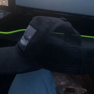 Svart keps med stadsmotiv - Snygg svart keps med ett coolt stadsmotiv på framsidan. Perfekt för en avslappnad stil och passar till de flesta outfits. Kepsen har en normal passform och är i bra skick. Perfekt för både vardag och fest!