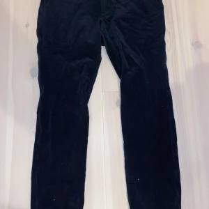 Svarta manchesterbyxor från Sunwill - Säljer ett par snygga svarta manchesterbyxor från Sunwill i storlek 36/S. Byxorna har en modern stil och är perfekta för höst och vinter. De är i mycket bra skick och har en klassisk passform med midwaist. Perfekta för både vardag och fest!