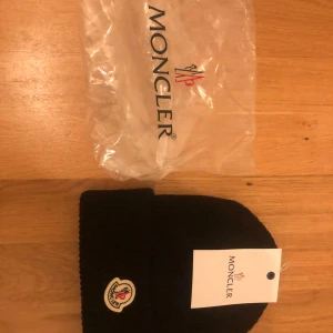 Svart mössa från Moncler - Säljer en snygg Moncler mössa som är helt ny 10/10 kvalitet. Pris kan diskuteras vid snabb affär 💨