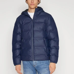 Jack & Jones vinterjacka   - Jätte fin mörkblå vinterjacka som knappt är använd från Jack & Jones. Mycket fint skick. Säljer då den inte passar längre. Storlek M. Modellen är 187cm lång och bär också storlek M. Kontakta för frågor mm. 