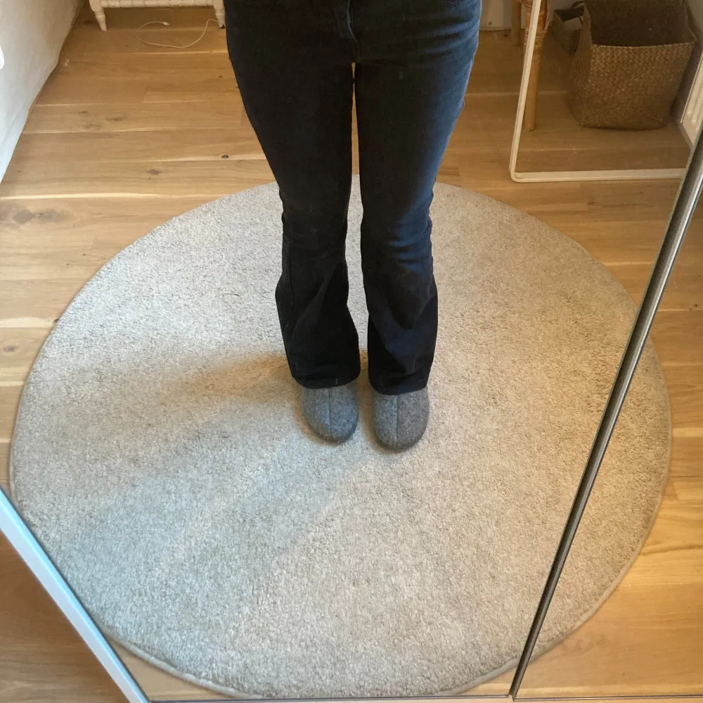 Säljer ett par snygga svarta bootcut jeans i jätte bra skick. De är lågmidjade och supersköna. Det står ingen storlek i dom men jag skulle säga att dom är xxs!💘. Jeans & Byxor.