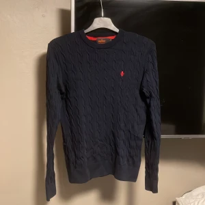 Kabelstickad Morris tröja - Säljer nu min kabelstickade Morris tröja i storlek S men passar XS och XXS också☺️. Tröjan är köpt på CareofCarl för 1699 mitt pris 270 då de finns (2st) små hål på den. Skrev i dm för funderingar och frågor. (Hör av er)👍🏼🤗