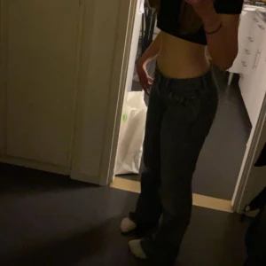 Blå lågmodjade jeans i bra skick - Säljer ett par snygga lågmidjade blå jeans i bra skick. De är lite trampade på där bak längst ner då dem är lite långa men jag tycker dem sitter perfekt för mig som är 156. Perfekta för både vardag och fest! 🕺skriv för fler bilder💕
