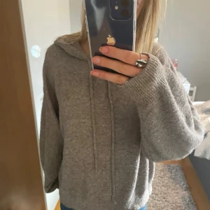 Beige stickad hoodie - Mysig beige stickad Hoodie från Lindex!🩷