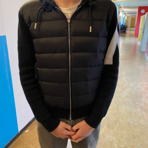 Moncler cardigan  - Hej säljer nu min moncler cardigan då den inte kommer till användning längre för den inte passa min stil. NFC funkar och skakning på insidan med skriv vid mer frågor 