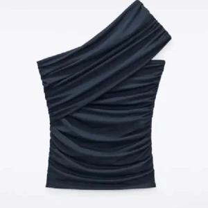 Fest top - Jättesnygg snedskuren mörkblå top från zara, passar så bra till fest