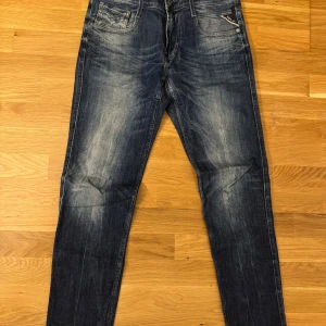 Mörkblå jeans från Replay - Säljer ett par snygga mörkblå jeans från Replay i storlek 29/32. De har en klassisk femficksdesign och en cool tvättad look. Perfekta för både vardag och fest! 🕺