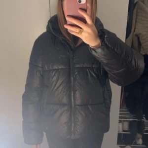 Svart pufferjacka - Säljer en svart pufferjacka i mycket bra skick. Passar från S-M Enda defekten är lite så sminkfläckar lägst ut på ärmen ( se sista bild🩷) Skriv vid funderingar🩷Sänker pris vid snabb affär