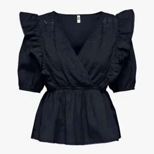 Superfin JDY blus - Säljer denna mörkblå kortärmade blusen från JDY. Sparsamt använd så u mycket fint skick. Nypris 400, säljer för 250 till en början, men pris går att diskutera!💕