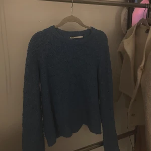 Blå stickad tröja från only - Stickad blå tröja från only 🩵
