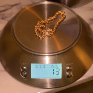 Guldarmband - Snyggt guldarmband med tvinnad design för bästa priset. Perfekt för att ge en elegant touch till din stil. Armbandet har en säker låsning och en glansig finish. Köptes för 4500 kr.  ( Stockholm).  Priset kommer att höjas snart så passa på nu!