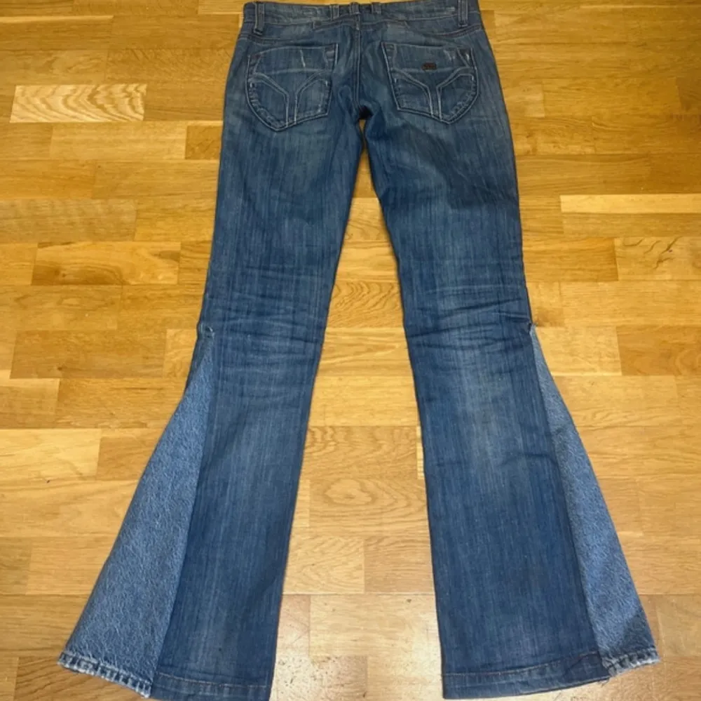 Super snygga lågmidjade jeans som jag sytt om till bootcut, midjemått 36 och innerbenslängden 81, jag är 170. Dom är från miss sixty. Farkut & Housut.