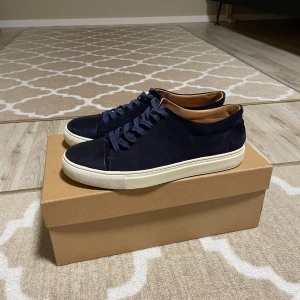 Mörkblå sneakers från Scales - STORLEK 41 pris kan diskuteras vid snabb affär skriv om du undrar något 