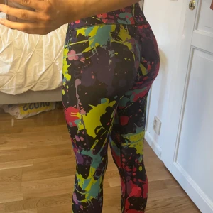 Färgglada träningsleggings med mönster - Snygga och färgglada träningsleggings med ett unikt mönster i olika färger som gul, röd och lila. Perfekta för att sticka ut på gymmet eller vid andra aktiviteter. De har en tight passform och normal midja för extra komfort. Väldigt stretchiga och bekväma