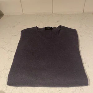 Massimo Dutti Kashmirtröja  - Säljer nu denna Massimo Dutti tröjan i ett gott skick! Nypris ligger på ca 1499kr❌ mitt pris endast 399kr✅Storleken är L men sitter mer som S/M. Hör av dig vid minsta lilla fundering! 😃😄Priset kan diskuteras vid snabb affär!!! 