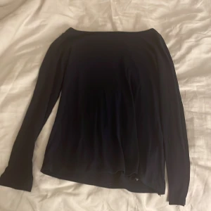 Intimissmi tröja💗 - Säljer min marinblå intimissmi tröja då den inte kommer till användning 💗 OBS: den är i bomull och inte lika genomskinlig som den andra💗 nypris 399 och nästan som ny⭐️
