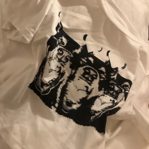 Snygg t-shirt - Snygg t- shirt med hundar som skäller som tryck